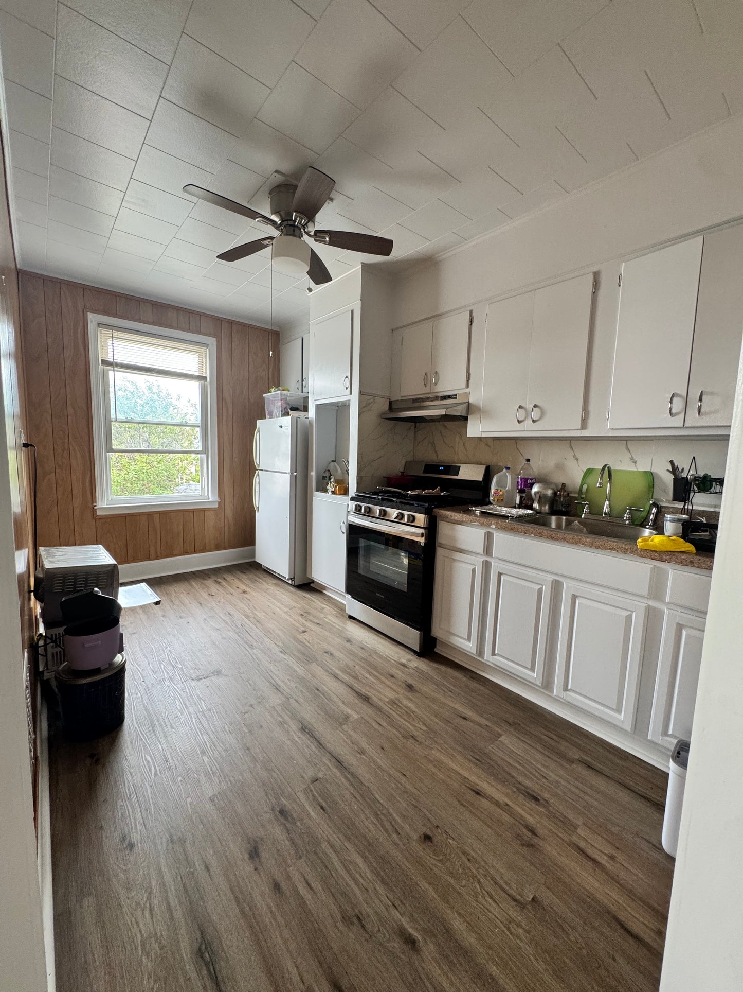 Habitación cómoda, con buena iluminación, acceso a cocina y baño compartido, ubicado en un lugar tranquilo sin congestiones