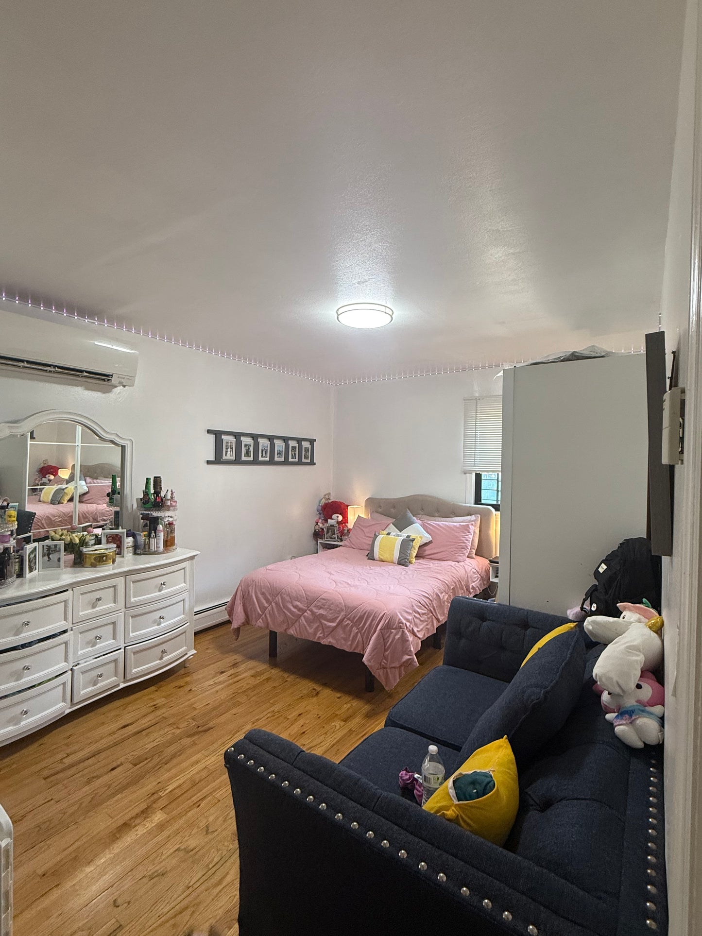 Habitación grande con 2 ventanas grandes  buena calefacción y aire acondicionado