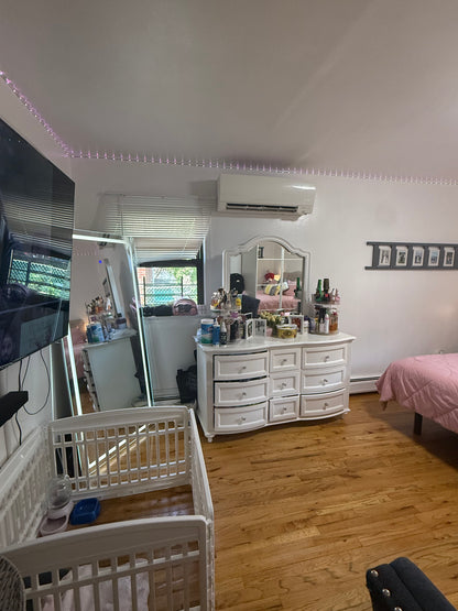 Habitación grande con 2 ventanas grandes  buena calefacción y aire acondicionado