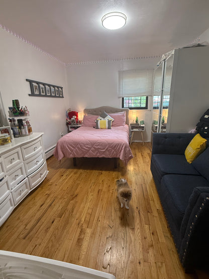 Habitación grande con 2 ventanas grandes  buena calefacción y aire acondicionado