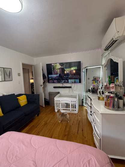 Habitación grande con 2 ventanas grandes  buena calefacción y aire acondicionado