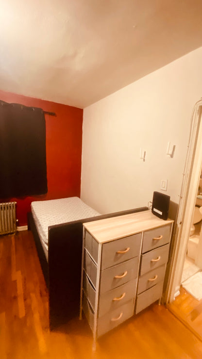 Habitación amoblada con dos camas