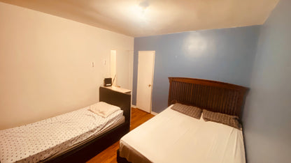 Habitación amoblada con dos camas