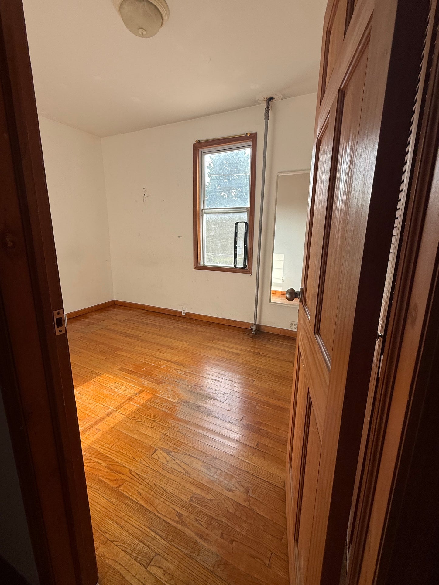 Habitación económica en Queens, disponibilidad inmediata.