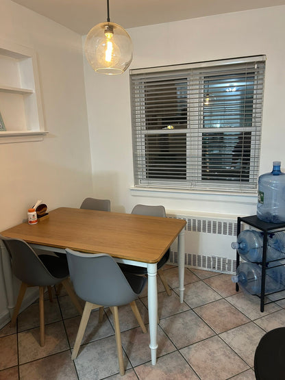 Se renta habitación en Astoria para mujer.