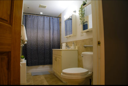 HABITACIÓN PRIVADA  CON YARDA PRIVADA Y APT REMODELADO