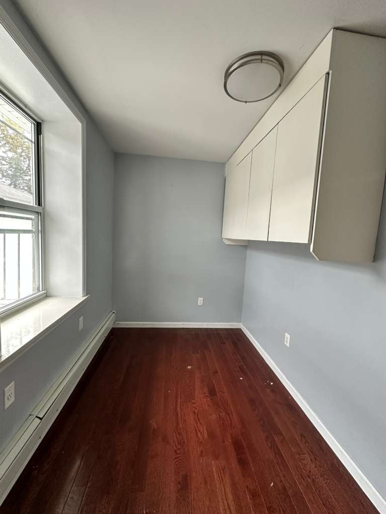 Remodeled room in Brooklyn, with wardrobe, unfurnished, shares apartment with 3 people.