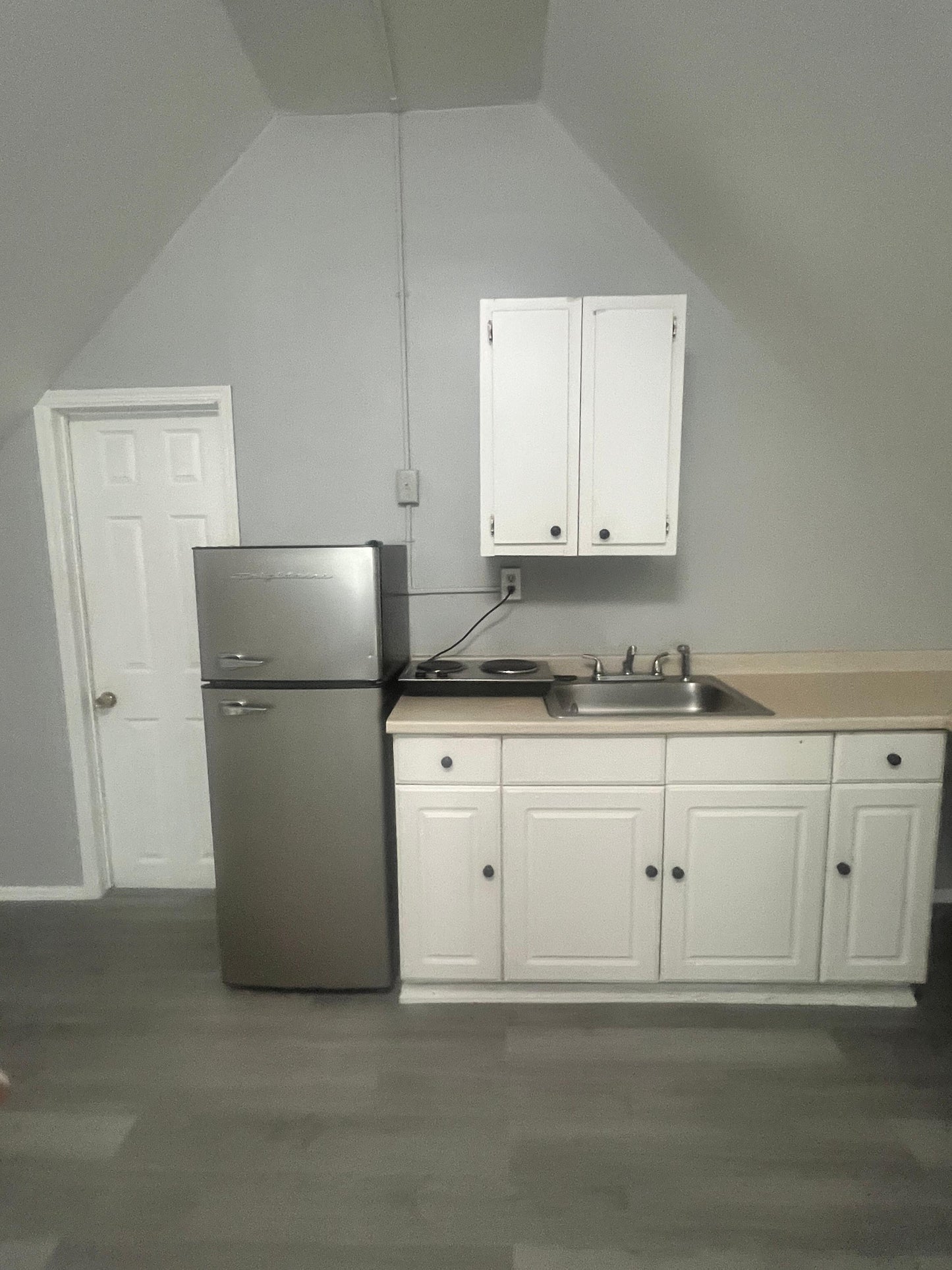 Spacious attic for Rent – Close to Supermarkets