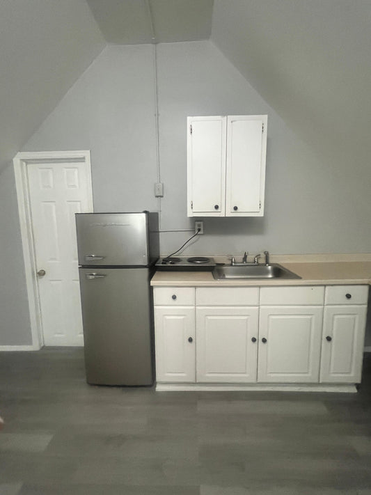 Spacious attic for Rent – Close to Supermarkets