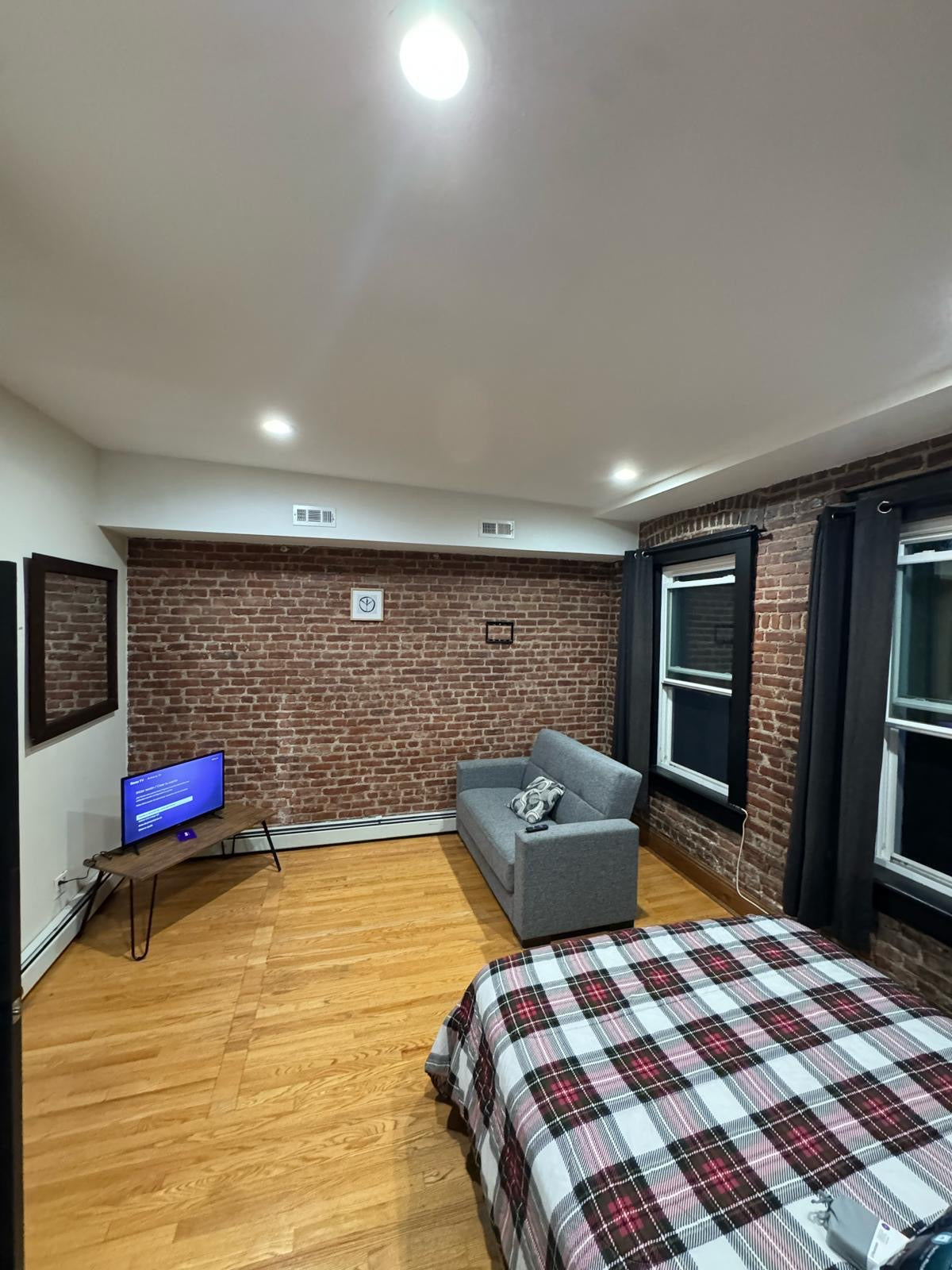 Spacious and fully furnished room 🚇✨