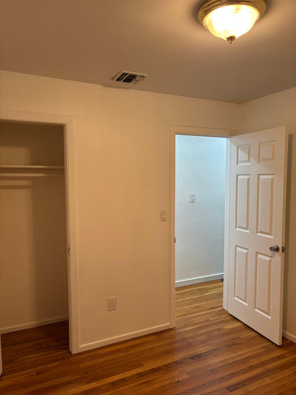 Spacious and bright room for rent in an excellent location.