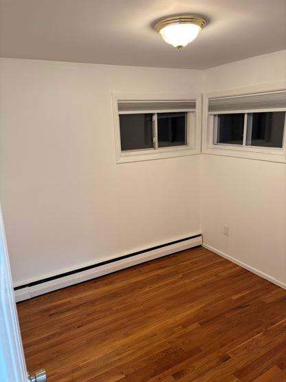 Spacious and bright room for rent in an excellent location.