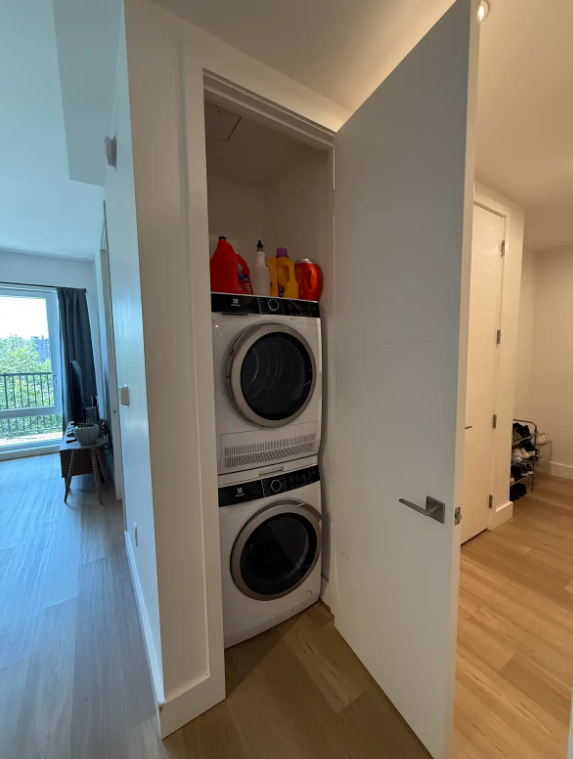 Shared Furnished Room Just 2 Min from 2 & 5 Trains