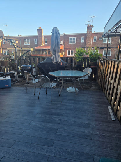 Spacious Room Near E and F Trains