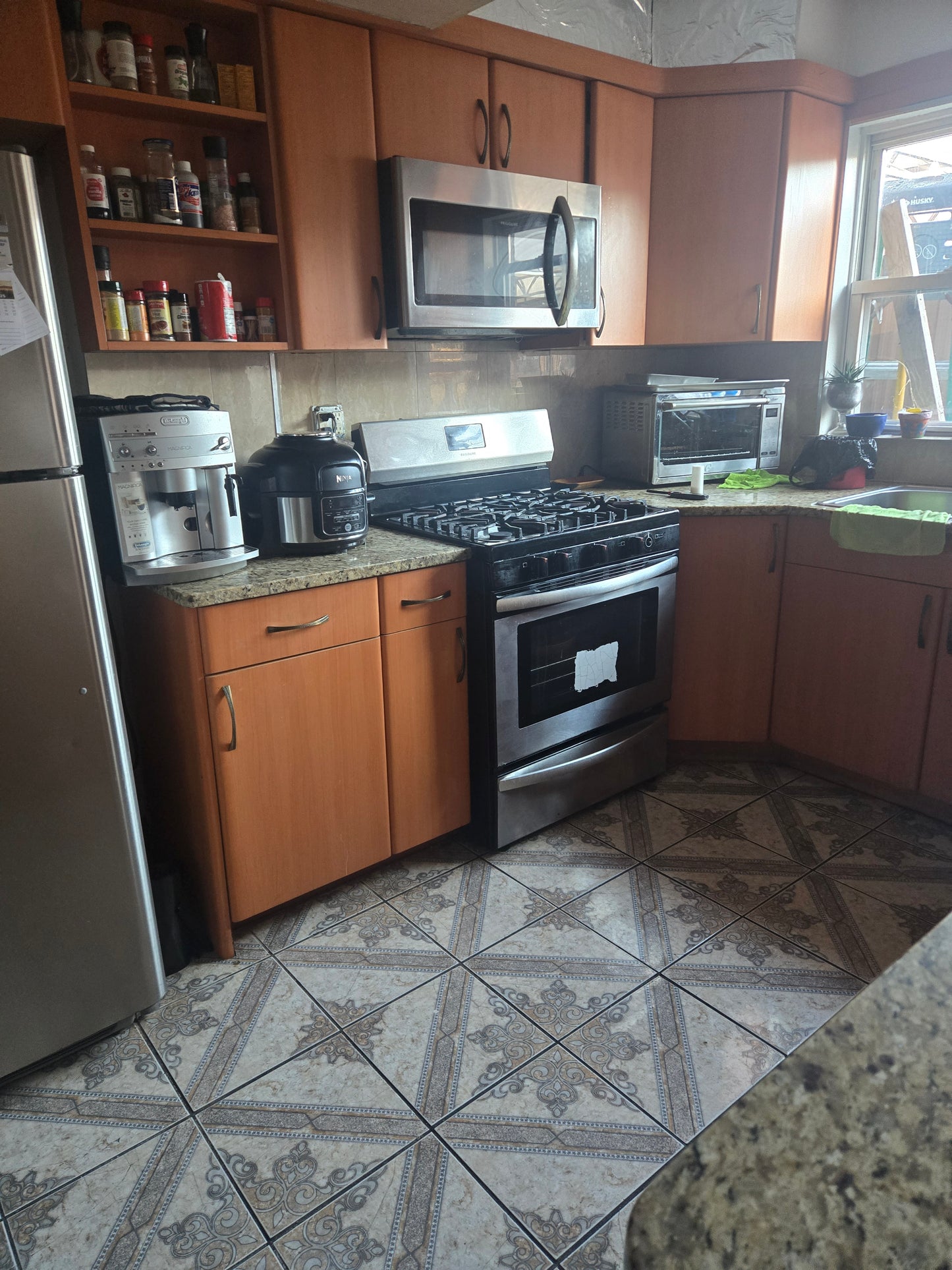 Spacious Room Near E and F Trains