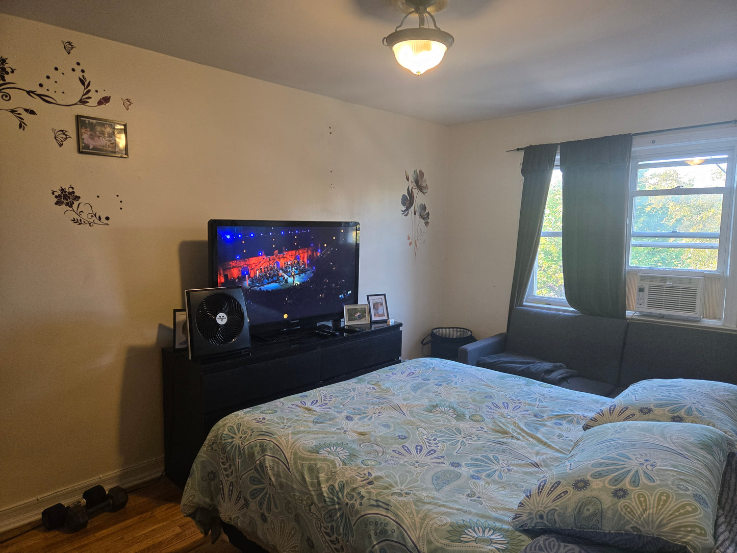 Spacious Room Near E and F Trains