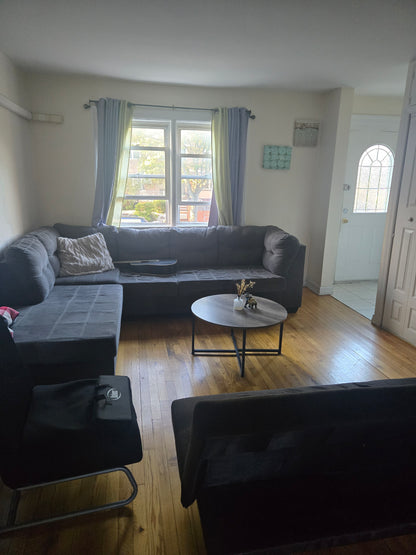 Spacious Room Near E and F Trains