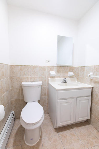 Furnished room in Brooklyn with no deposit, featuring a spacious kitchen, laundry, and yard