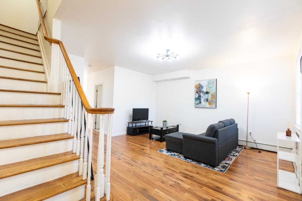 Furnished room in Brooklyn with no deposit, featuring a spacious kitchen, laundry, and yard