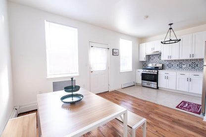 Furnished room in Brooklyn with no deposit, featuring a spacious kitchen, laundry, and yard