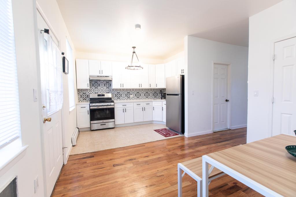 Furnished room in Brooklyn with no deposit, featuring a spacious kitchen, laundry, and yard