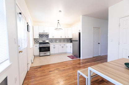 Furnished room in Brooklyn with no deposit, featuring a spacious kitchen, laundry, and yard