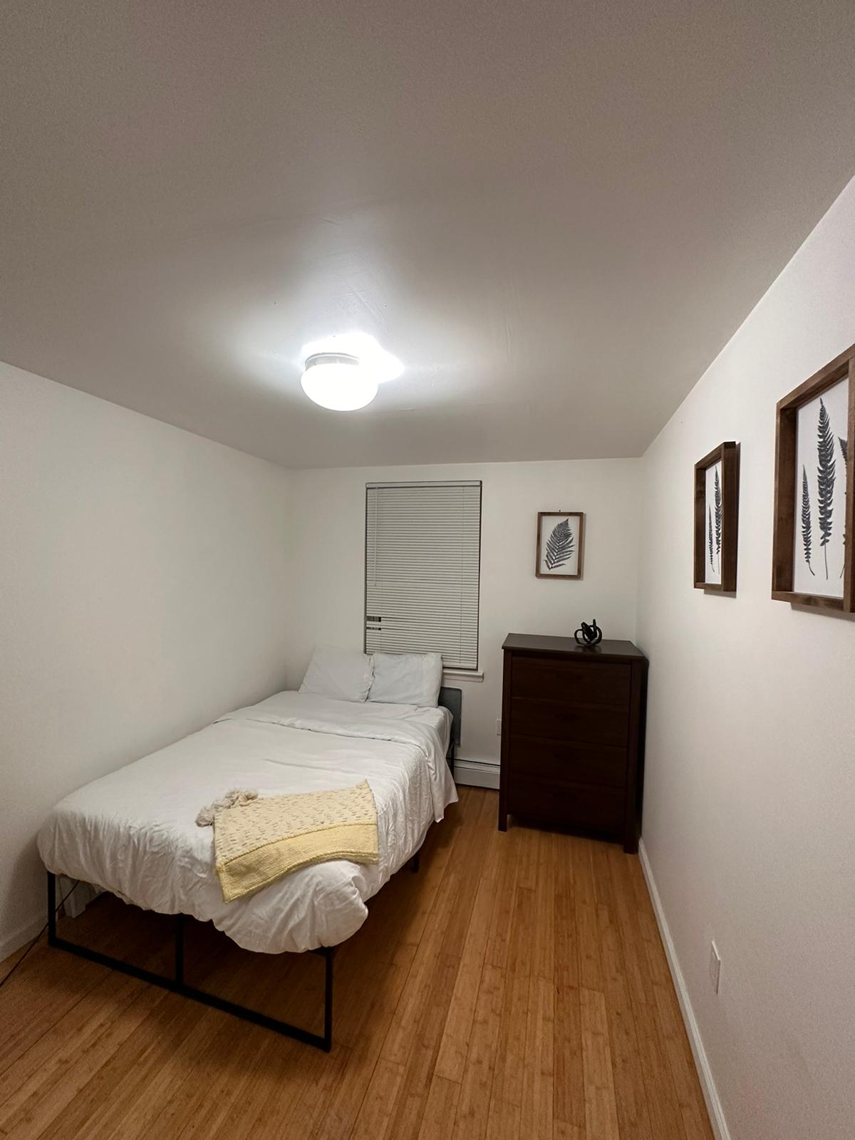 Furnished room in Brooklyn with no deposit, featuring a spacious kitchen, laundry, and yard