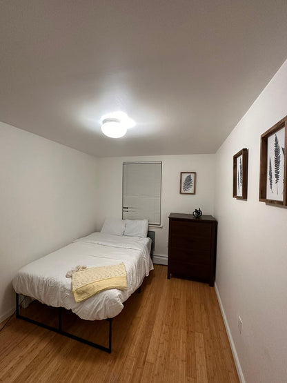 Furnished room in Brooklyn with no deposit, featuring a spacious kitchen, laundry, and yard