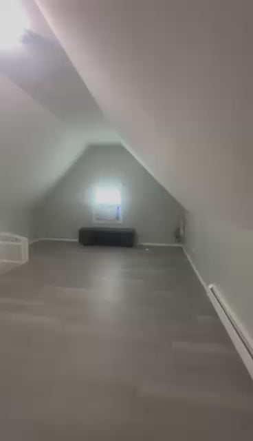 Spacious attic for Rent – Close to Supermarkets