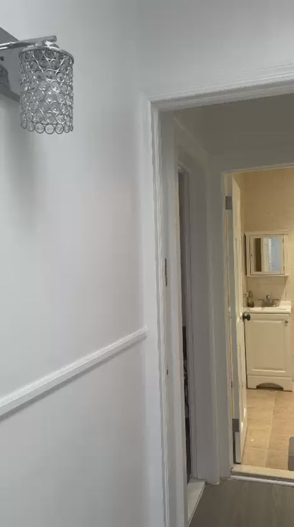 Habitación cómoda, con buena iluminación, acceso a cocina y baño compartido, ubicado en un lugar tranquilo sin congestiones