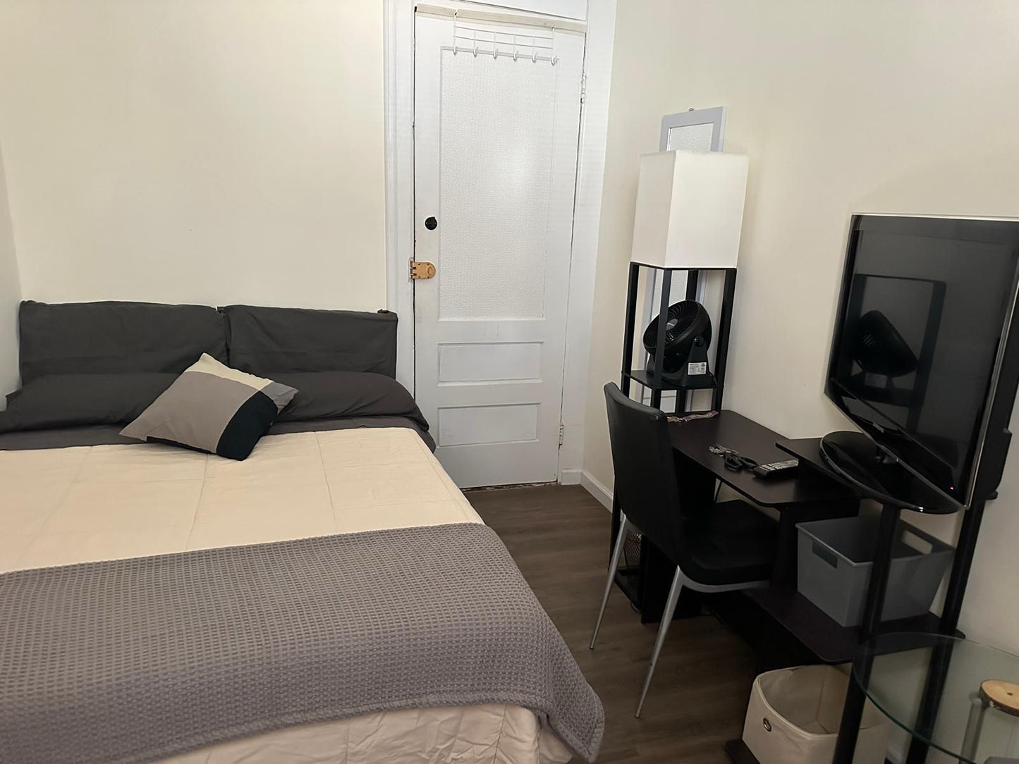 Private room with independent entrance in Ridgewood!