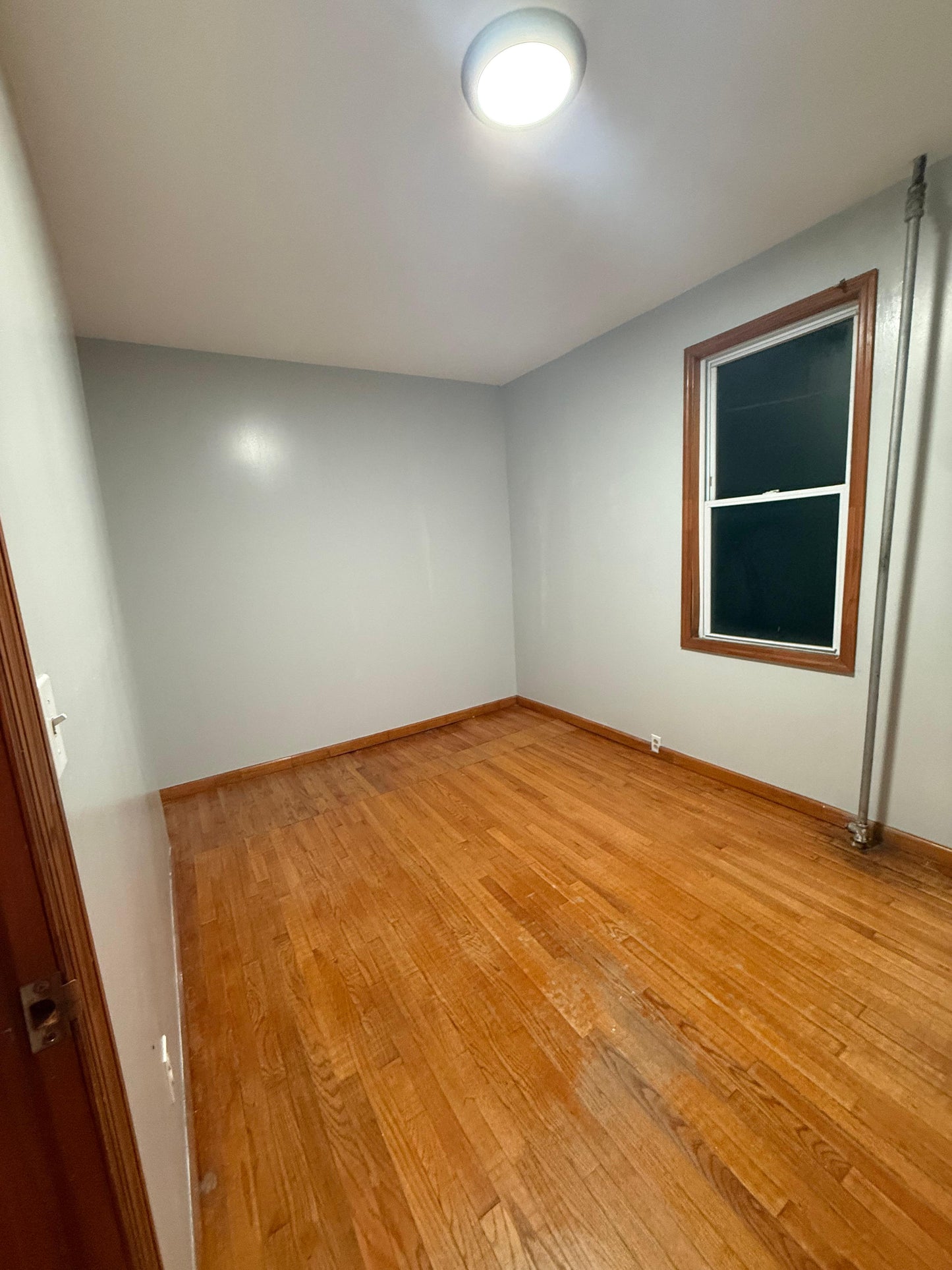 Habitación económica en Queens, disponibilidad inmediata.