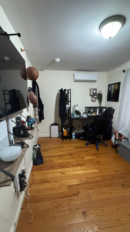 Habitación amplia y acogedora en Middle Village!