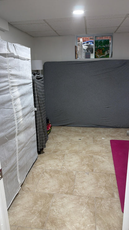 Room for rent for a woman.