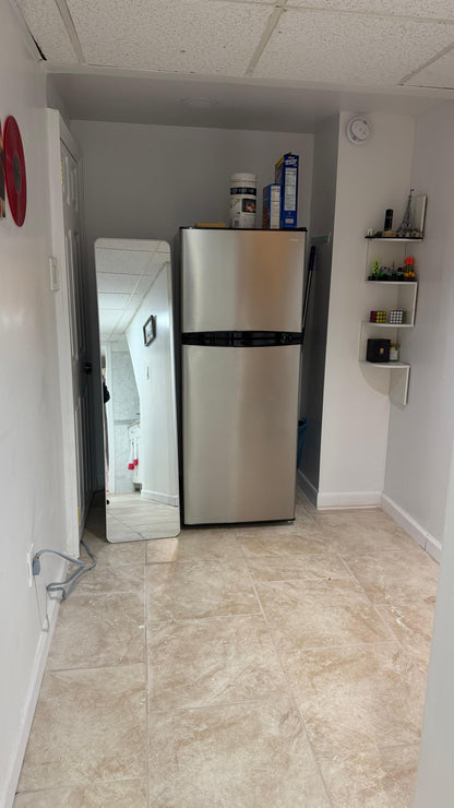 Room for rent for a woman.