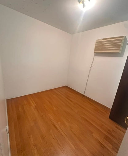 Cozy private Room in Woodside!