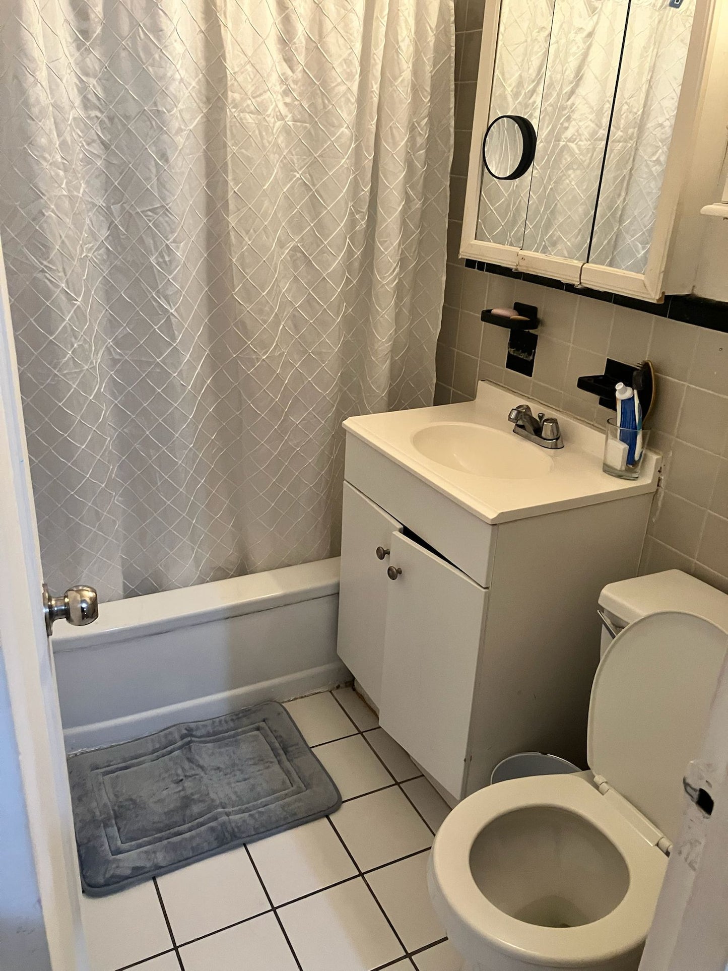 Habitación amplia, lugar latino
