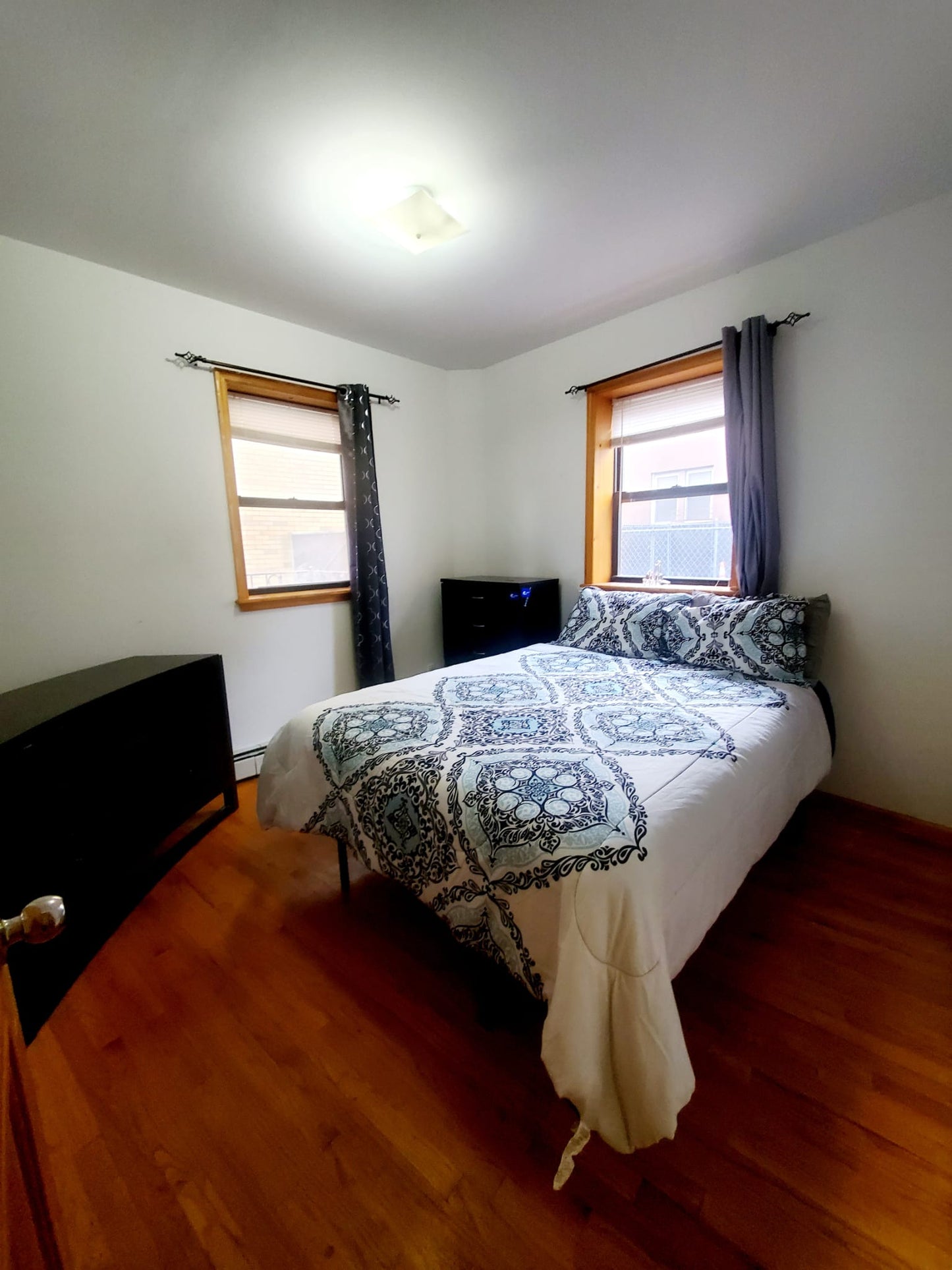 Cozy private room for rent in Middle Village!