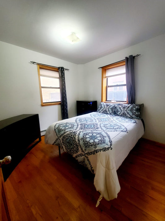 Cozy private room for rent in Middle Village!