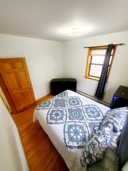 Cozy private room for rent in Middle Village!