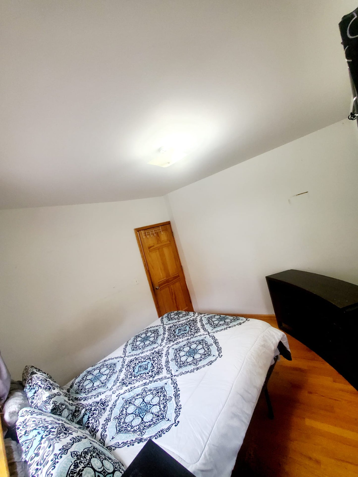 Cozy private room for rent in Middle Village!