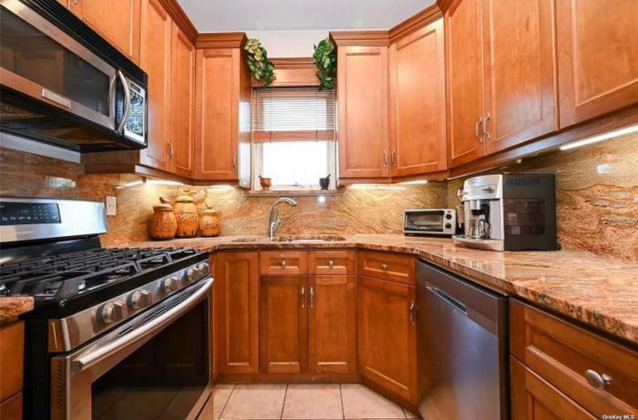 Private Room in Whitestone with Laundry