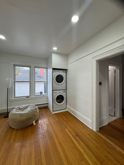 Private Room in Whitestone with Laundry