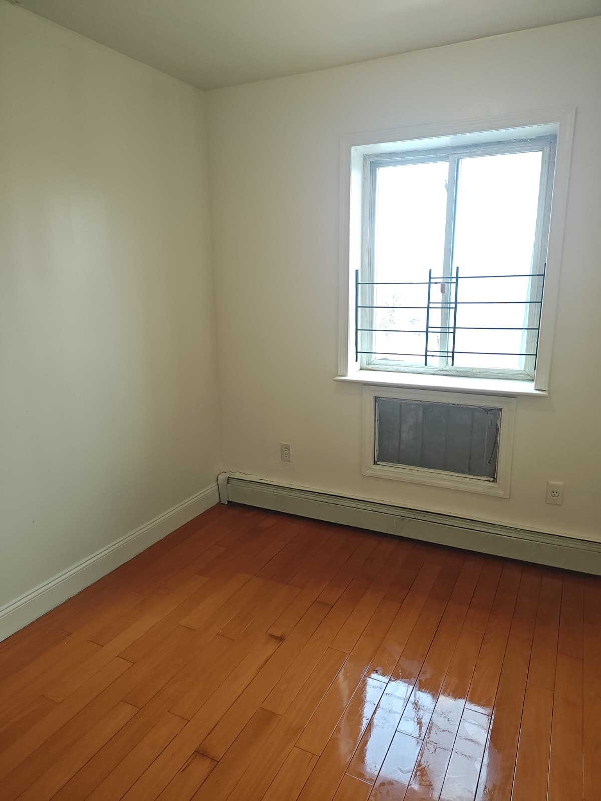 Corona-Queens, cerca de todo.