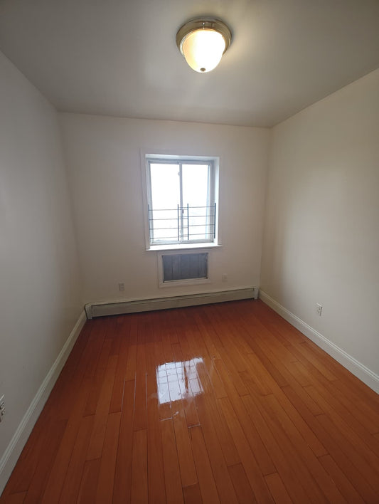 Corona-Queens, cerca de todo.