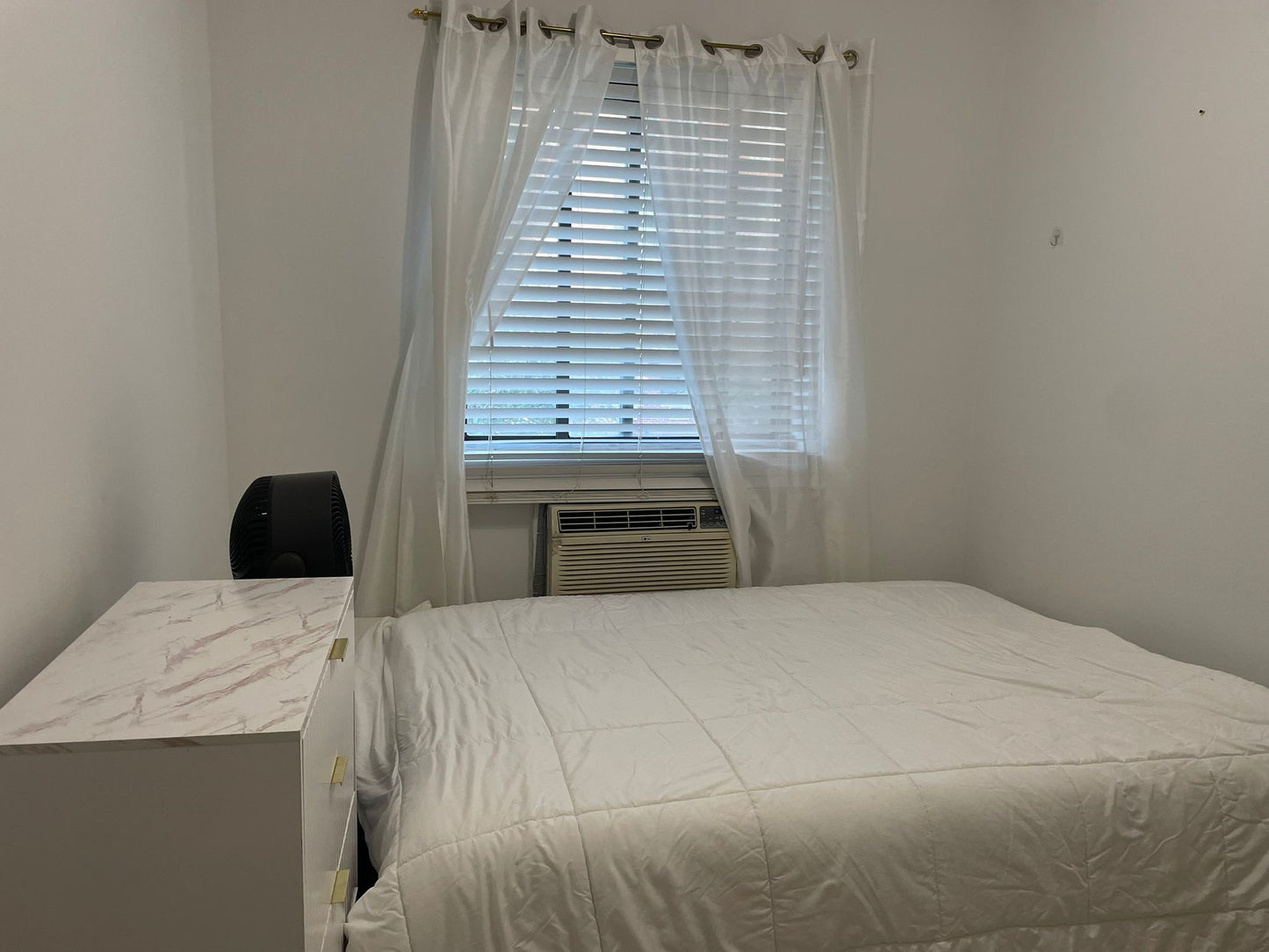 Cozy Room in Forest Hills!