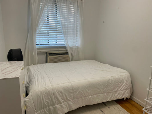 Cozy Room in Forest Hills!