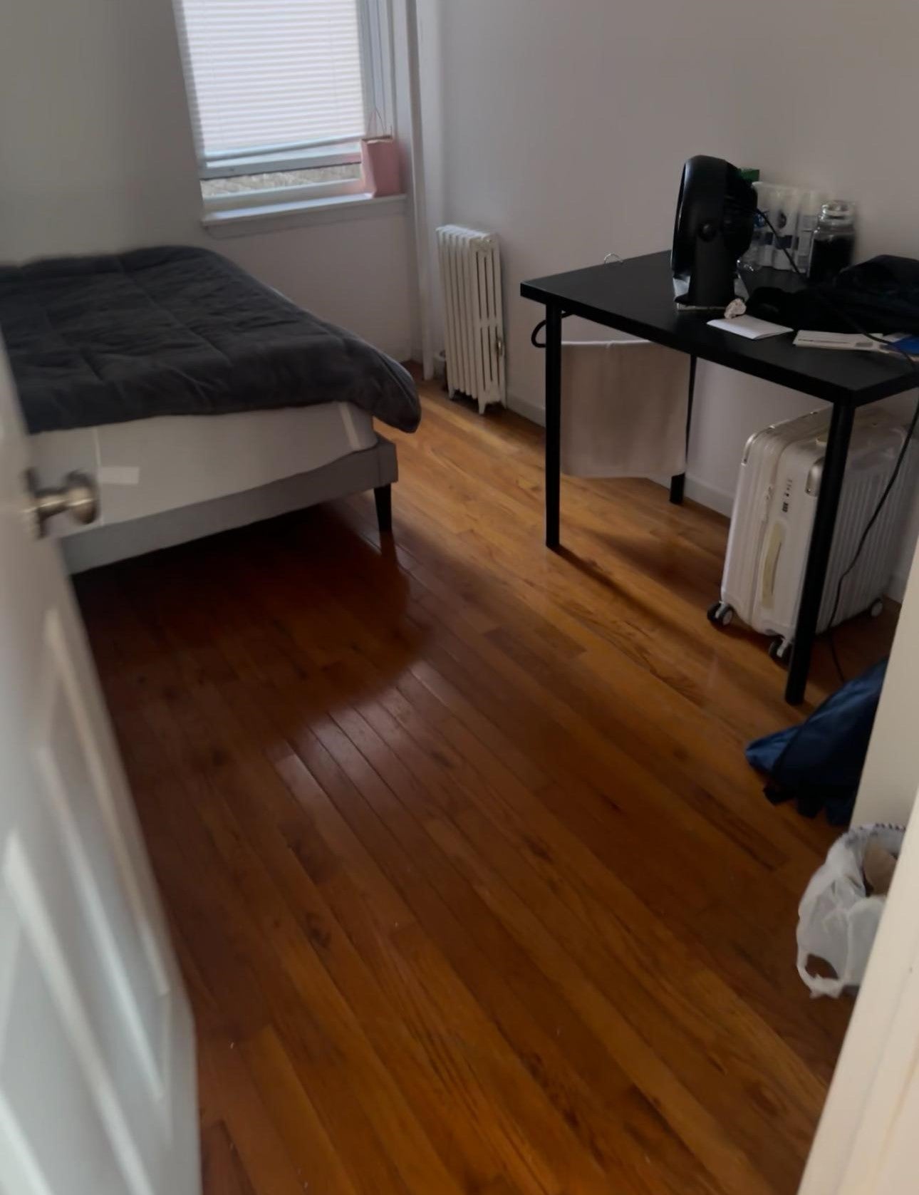 Comfortable Private Room in Astoria – Excellent Location, Available for Men or Women