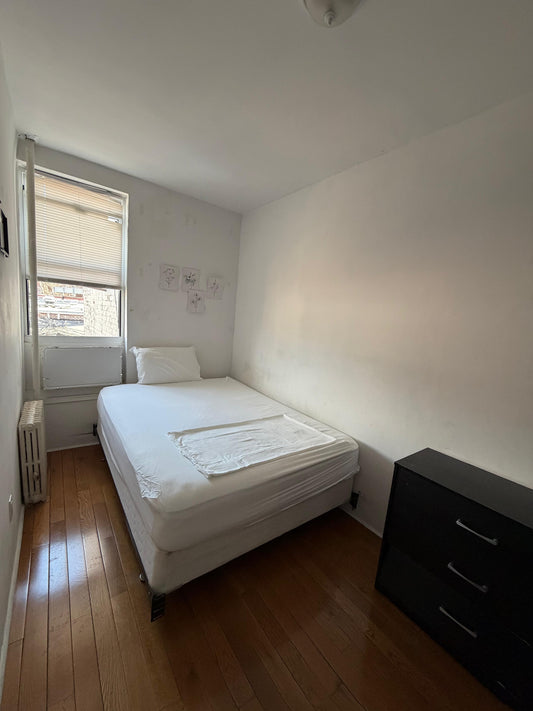 “Room just minutes from public transportation, ideal for those who work or study in Manhattan or Queens.”