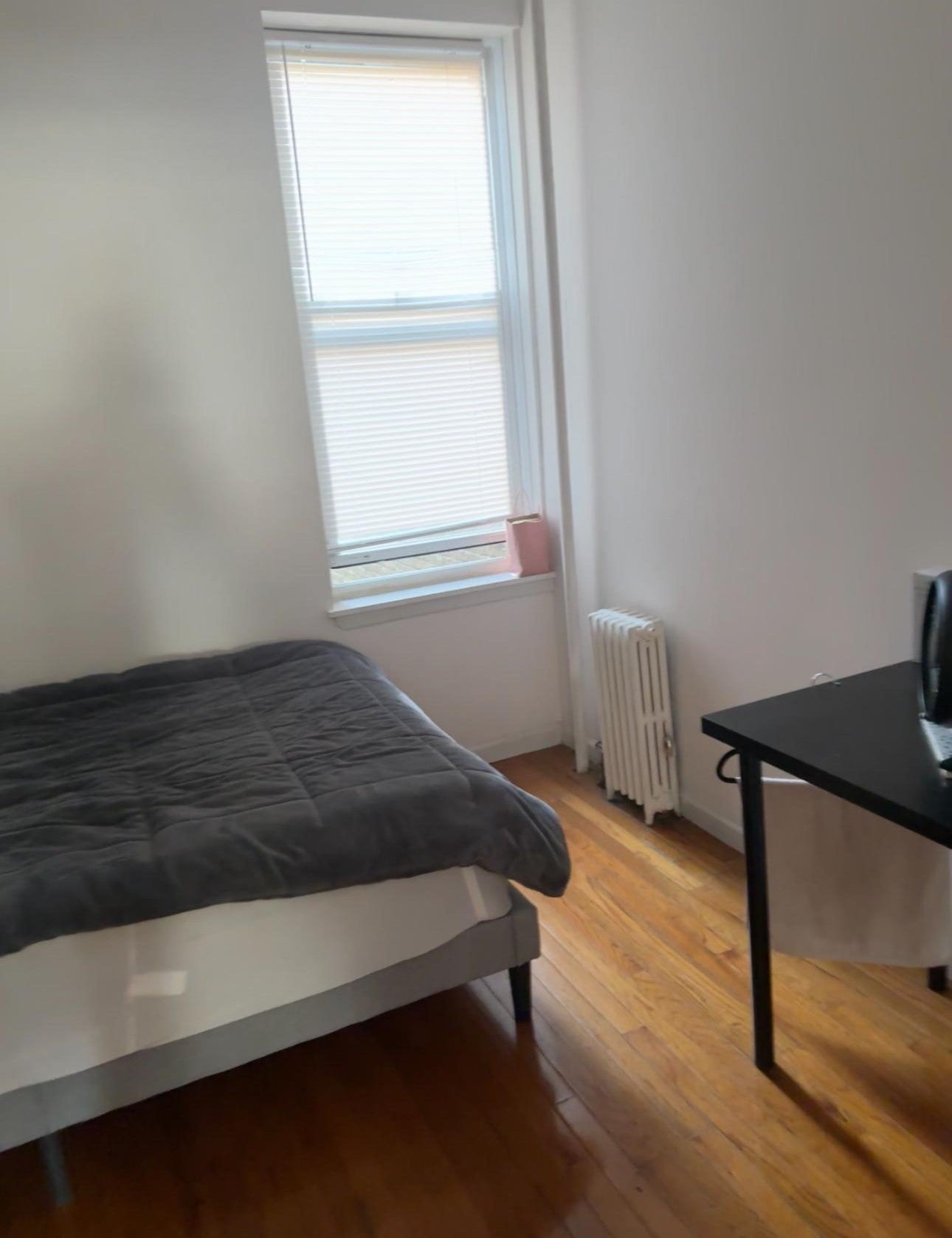 Comfortable Private Room in Astoria – Excellent Location, Available for Men or Women